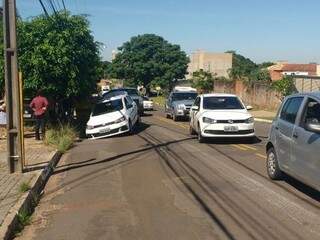 Carro caiu dentro de buraco na rua Vitório Zeolla, no bairro Carandá Bosque (Foto: Direto das Ruas)