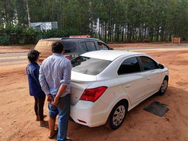 Suspeito &eacute; preso a caminho do Paraguai com ve&iacute;culo roubado em MT