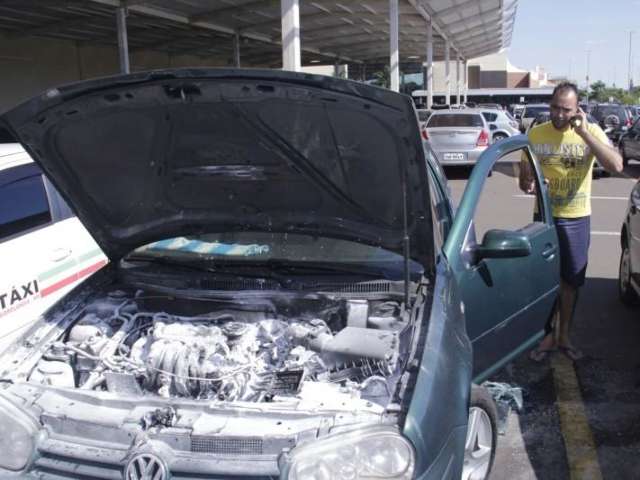Carro pega fogo em estacionamento de shopping e assusta clientes