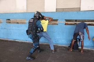 Policial militar revista homem na antiga rodoviária (Foto: Marcos Maluf)