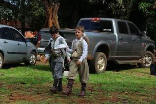 Dia de festa no CTG Farroupilha, as crianças chegam em trajes típicos (Foto: Fernando Antunes)