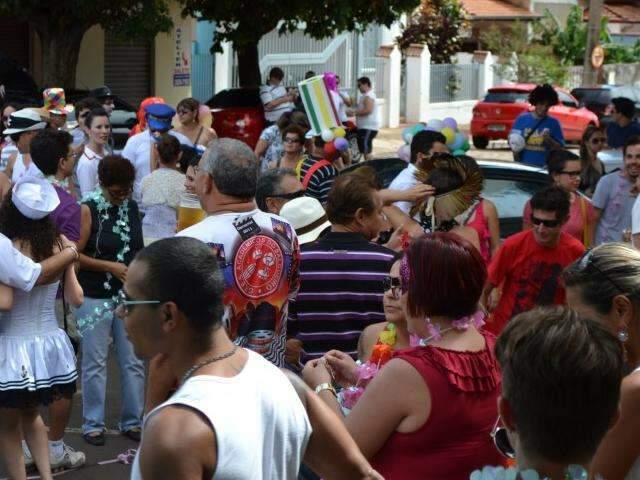 Carnaval come&ccedil;a a esquentar na cidade. Na rua, em clube e no bar. Divirta-se