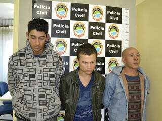 Foram presos Rogério Antunes, 23 anos, Ronington de Oliveira Barcelos, 21 anos e Silvandro Marcos de Matos Santos. (Foto: Simão Nogueira)