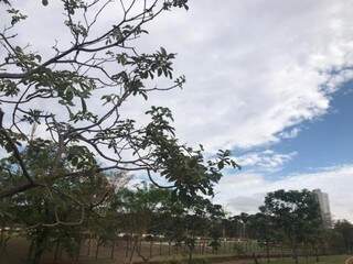Céu parcialmente nublado na tarde desta segunda-feira em Campo Grande (Foto: Kísie Ainoã)