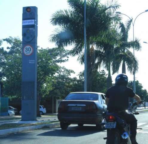 Prefeitura p&otilde;e &lsquo;na berlinda&rsquo; empresas que operam radares e estacionamento