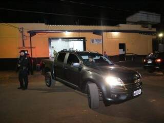 Jamil Name chegou ao presídio de caminhonete e foi deixado dentro da garagem da unidade (Foto: Paulo Francis)