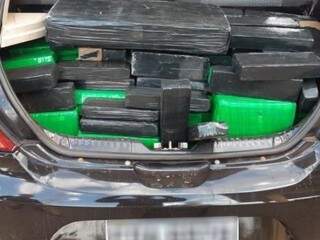 Tabletes da droga abarrotavam o porta-malas do carro. (Foto: Divulgação/PRF) 