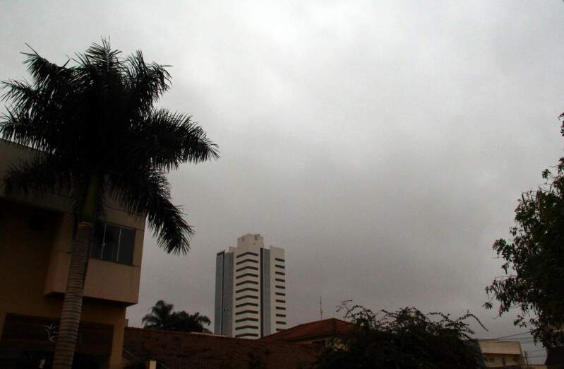 Quarta-feira amanhece fria, garoando e instituto alerta para chuva