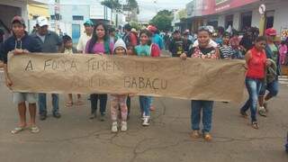 Índios pedem por justiça durante caminhada nas ruas de Miranda. (Foto: Direto das Ruas) 