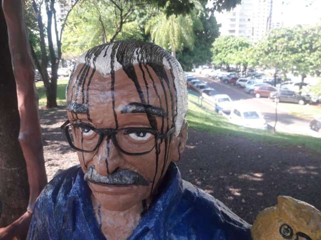 Por conta pr&oacute;pria, autor de est&aacute;tua vandalizada quer restaurar a obra
