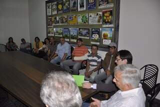 Sitiantes reunidos com diretores do Sindicato Rural de Dourados (Foto: Divulgação)