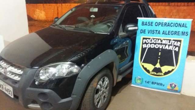 Homens &ldquo;furam&rdquo; bloqueio da pol&iacute;cia e abandonam picape roubada em Goi&acirc;nia