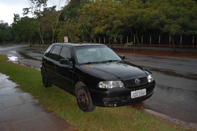 Popula&ccedil;&atilde;o denuncia ve&iacute;culo Gol abandonado h&aacute; dias no Parque dos Poderes