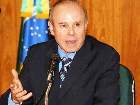  Delc&iacute;dio anuncia ida de Mantega ao Congresso para explicar nova poupan&ccedil;a