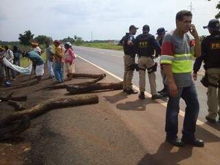 Índios bloqueiam BR-163, na altura do km 308, em Rio Brilhante (Foto: Divulgação)