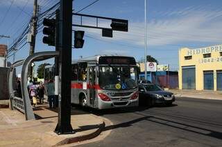 Ponto de ônibus localizado na esquina, após semáforo, ainda conta com piso tátil que vai direto para uma lixeira e buraco (Foto: Cleber Gellio)