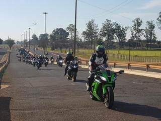 Os motociclistas pegam estrada juntos para curtir passeio (Foto: Helmet Moto Store)