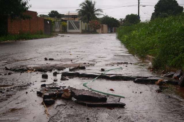 Chuva causa pane em sem&aacute;foros e deixa rio perto de transbordar 