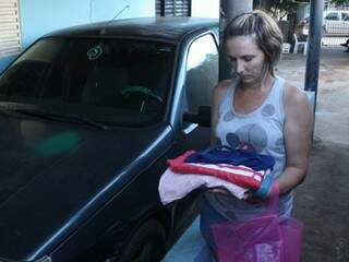 Márcia coloca um par de chinelos e roupas limpas no carro todos os dias, na esperança de encontrar o irmão nas ruas de Campo Grande. (Foto: Paulo Francis)