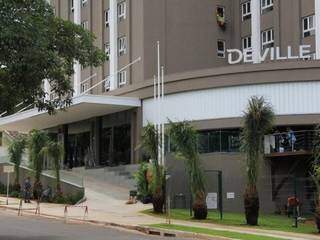 Entrada do Hotel Deville pela Avenida Mato Grosso (Foto: Arquivo)