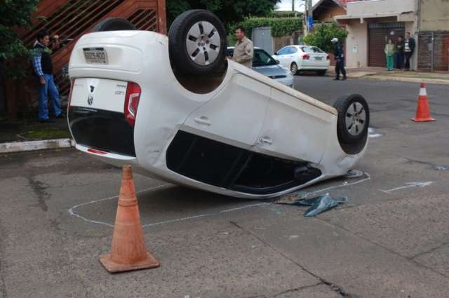 Carro capota ap&oacute;s avan&ccedil;ar preferencial em ruas sem sinaliza&ccedil;&atilde;o