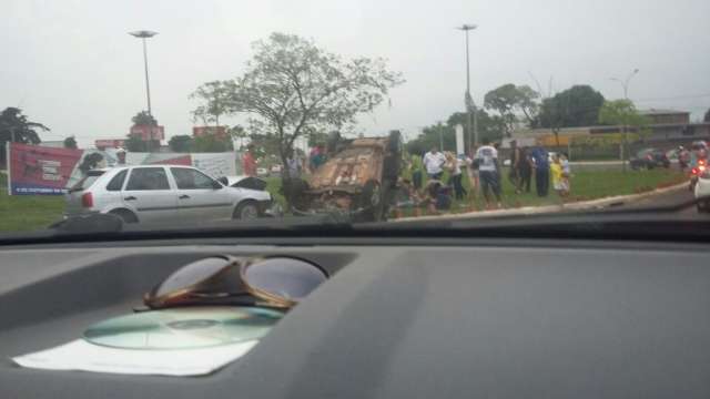 Est&atilde;o fora de perigo feridos  em capotamento na rotat&oacute;ria da Interlagos
