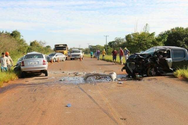 Mulher de 57  anos morre em colis&atilde;o frontal entre Hilux e Corsa na MS-162