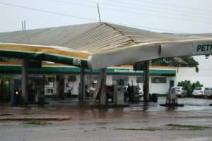  Chuva derruba &aacute;rvores e alaga casas em Dourados