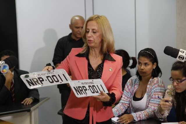 Pol&iacute;cia investiga empresa que fez placa colocada em carro roubado de empres&aacute;rio