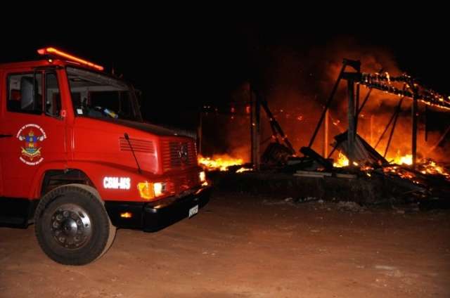 Inc&ecirc;ndio criminoso destr&oacute;i barrac&atilde;o de recicl&aacute;veis em Ecoponto