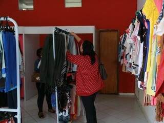Na Vila Jacy, a loja LA Modas vende roupas femininas com preço de R$ 13 no pagamento em dinheiro. (Foto: Alcides Neto)