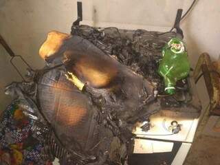 Policiais encontraram sacolas plásticas e papelão em chamas sobre o fogão da casa. (Foto: Luis Gustavo/Jornal Da Nova)