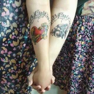 Bruna fez uma tatuagem para celebrar a união com sua companheira (Foto: Arquivo Pessoal)