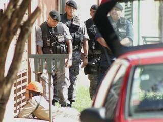 Policiais e bombeiros negociam com homem que mantém a mãe refém dentro de casa (Foto: Marcos Ermínio)