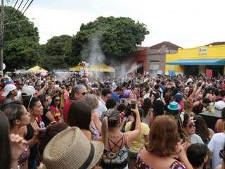 Centenas de pessoas tomam conta espaço em frente a antiga estação ferroviária, no Centro. (Foto: Alcides Neto)