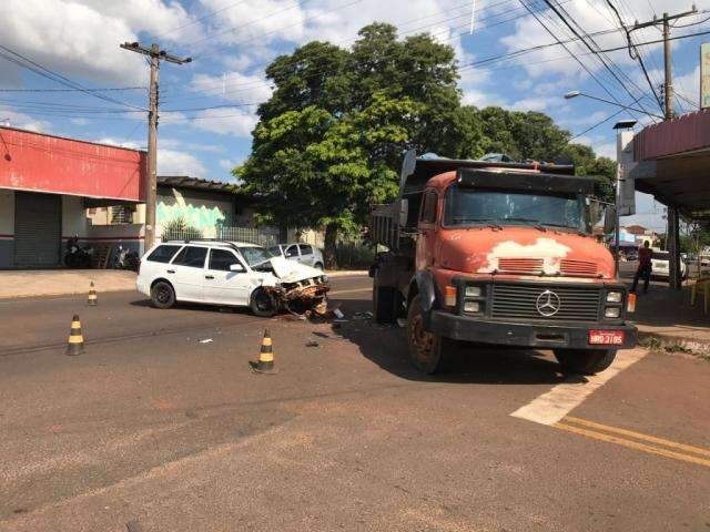 Motorista fica ferido ao atingir caminh&atilde;o na Vila Carvalho 