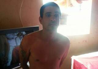Tentando se esconder da polícia, Paulino foi encontrado dentro de um sofá. (Foto: Caarapó News/ Divulgação)