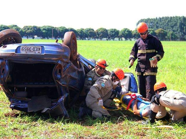 Jovem que dirigia embriagado fica em coma depois de capotar ve&iacute;culo na BR-060