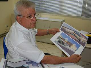Vice-prefeito Edil Albuquerque mostra projeto de shopping para região da avenida Três Barras. (Foto: Simão Nogueira)