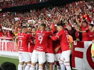 Jogadores junto à torcida comemorando a vitória. (Foto: Internacional/FC) 