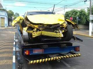 Camaro fica destru&iacute;do ap&oacute;s condutor perder controle e atropelar vacas