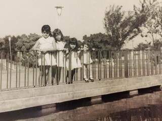 Da esquerda para direita, as irmãs Dalva, Dânia, Vânia e Ana Maria na Praça do Rádio, há 50 anos. 