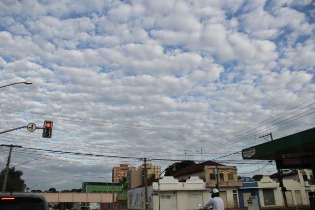 Temperaturas sobem levemente e s&aacute;bado ter&aacute; pancadas de chuva com trovoadas