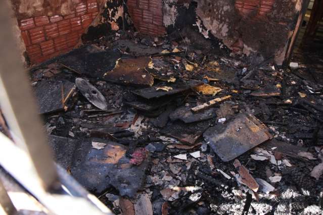 Casa fica parcialmente destru&iacute;da durante inc&ecirc;ndio no Jd. Colibri  