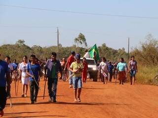 Índios que ocupam 11 propriedades rurais em Caarapó (Foto: Helio de Freitas)
