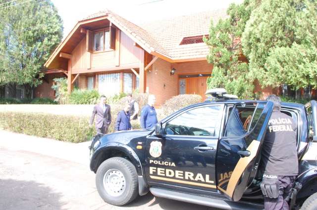 PF sai com dois malotes ap&oacute;s passar cinco horas em casa de empres&aacute;rio  