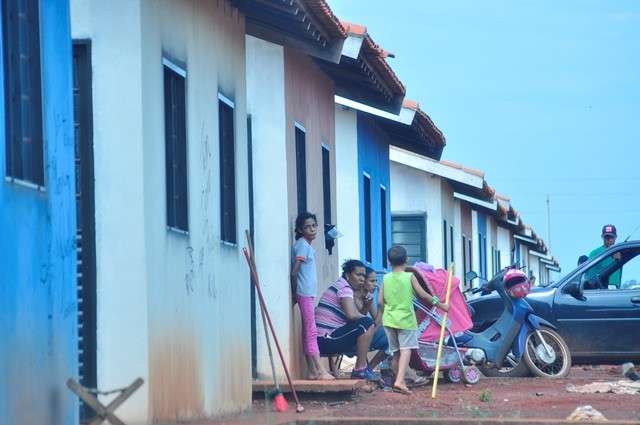 Ap&oacute;s invas&atilde;o e dois anos de espera, moradores assinam contratos de casas