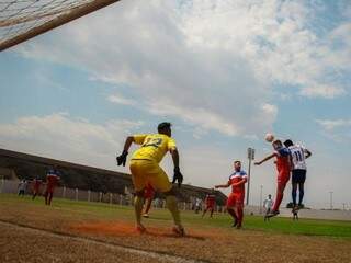 Disputa pela bola no alto durante rodada da competição em Três Lagoas (Foto: Divulgação)