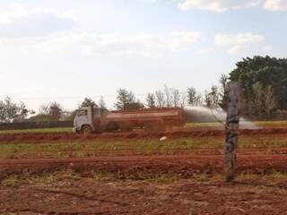 Caminhão-pipa joga água na pista para conter a terra na arena montada no Santo Amaro