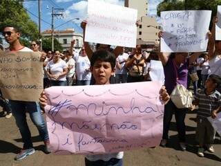Em protesto no Centro, muitos trabalhadores levaram filhos; funcionários da Omep e da Seleta temem ficar sem ter como sustentar famílias (Foto: Marcos Ermínio)